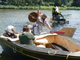 P1320995: Foto, video: Hladinu Podmětského rybníku čeřila po domácku vyrobená plavidla