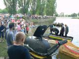 P1330028: Foto, video: Hladinu Podmětského rybníku čeřila po domácku vyrobená plavidla