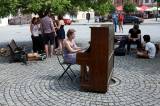 5g6h8412: Foto, video: Přispěje piano na Palackého náměstí k o oživení centra Kutné Hory?