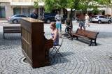 5g6h8413: Foto, video: Přispěje piano na Palackého náměstí k o oživení centra Kutné Hory?