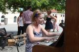5g6h8418: Foto, video: Přispěje piano na Palackého náměstí k o oživení centra Kutné Hory?