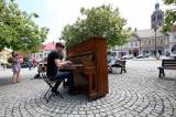5g6h8431: Foto, video: Přispěje piano na Palackého náměstí k o oživení centra Kutné Hory?