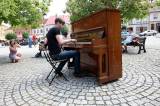 5g6h8433: Foto, video: Přispěje piano na Palackého náměstí k o oživení centra Kutné Hory?