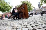 5g6h8434: Foto, video: Přispěje piano na Palackého náměstí k o oživení centra Kutné Hory?