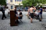 5g6h8437: Foto, video: Přispěje piano na Palackého náměstí k o oživení centra Kutné Hory?
