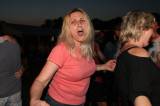 4G6H7943: Foto: Horkou letní noc v Tupadlech ozdobila zábava se skupinou Punc