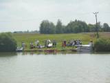 DSCN6787: Foto: První ročník nepoměřické neckyády přilákal na rybník jedenáct plavidel!
