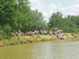 DSCN6788: Foto: První ročník nepoměřické neckyády přilákal na rybník jedenáct plavidel!