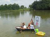 DSCN6810: Foto: První ročník nepoměřické neckyády přilákal na rybník jedenáct plavidel!
