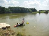 DSCN6821: Foto: První ročník nepoměřické neckyády přilákal na rybník jedenáct plavidel!