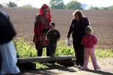 5G6H0341: Foto: Pohádkové putování zavedlo děti i jejich rodiče k rozhledně Bohdanka