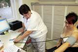 IMG_5038: Praktická lékařka Kamila Vančurová má k dispozici přístroj pro 24-hodinové měření tlaku