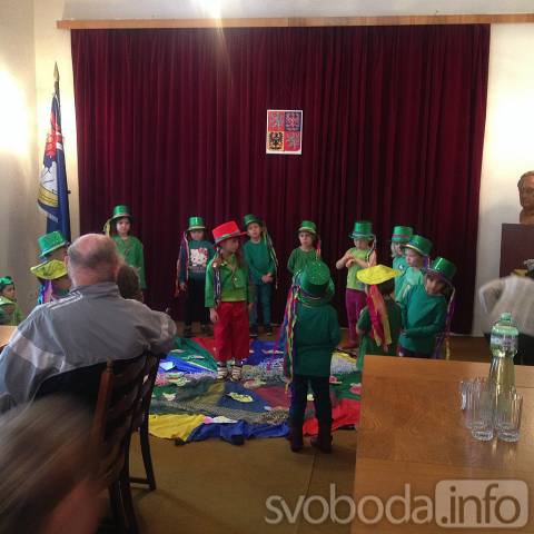 Foto: V Kácově oslavili Den seniorů, početnou skupinu potěšily děti ze školky