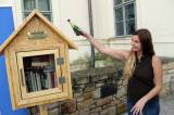 IMG_5798: Kutná Hora má svoji „sousedskou knihovnu“, vybudovali ji zaměstnanci Foxconnu