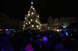 5G6H8767: Foto, video: Před prvním adventním víkendem se rozzářil vánoční strom v Kolíně