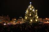 5G6H8812: Foto, video: Před prvním adventním víkendem se rozzářil vánoční strom v Kolíně
