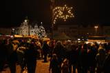 5G6H8839: Foto, video: Před prvním adventním víkendem se rozzářil vánoční strom v Kolíně