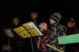 _SAM3219: Foto: U vánočního stromu v Sulovicích zahrály a zapívaly děti, zazpíval i Ondřej Podhradský