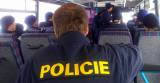 vycvik27: Policisté z pořádkové jednotky cvičili zákroky a taktiku v autobuse