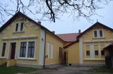 dsc_0793: Budova školy v obci Rohozec pomalu nabývá svého původního vzhledu z roku 1912