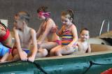 5G6H9173: Foto: Děti skotačily v kutnohorském bazénu na raftu, plavaly i závod
