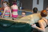 5G6H9176: Foto: Děti skotačily v kutnohorském bazénu na raftu, plavaly i závod
