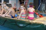 5G6H9177: Foto: Děti skotačily v kutnohorském bazénu na raftu, plavaly i závod