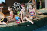 5G6H9183: Foto: Děti skotačily v kutnohorském bazénu na raftu, plavaly i závod