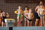 5G6H9187: Foto: Děti skotačily v kutnohorském bazénu na raftu, plavaly i závod
