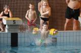 5G6H9189: Foto: Děti skotačily v kutnohorském bazénu na raftu, plavaly i závod