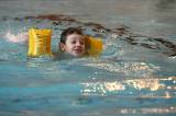 5G6H9197: Foto: Děti skotačily v kutnohorském bazénu na raftu, plavaly i závod