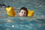 5G6H9203: Foto: Děti skotačily v kutnohorském bazénu na raftu, plavaly i závod