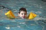 5G6H9204: Foto: Děti skotačily v kutnohorském bazénu na raftu, plavaly i závod