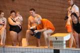 5G6H9206: Foto: Děti skotačily v kutnohorském bazénu na raftu, plavaly i závod