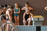 5G6H9209: Foto: Děti skotačily v kutnohorském bazénu na raftu, plavaly i závod