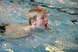 5G6H9226: Foto: Děti skotačily v kutnohorském bazénu na raftu, plavaly i závod