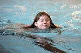 5G6H9237: Foto: Děti skotačily v kutnohorském bazénu na raftu, plavaly i závod
