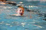 5G6H9272: Foto: Děti skotačily v kutnohorském bazénu na raftu, plavaly i závod