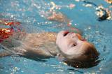 5G6H9278: Foto: Děti skotačily v kutnohorském bazénu na raftu, plavaly i závod