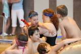 5G6H9279: Foto: Děti skotačily v kutnohorském bazénu na raftu, plavaly i závod