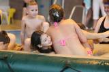 5G6H9280: Foto: Děti skotačily v kutnohorském bazénu na raftu, plavaly i závod