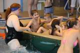 5G6H9290: Foto: Děti skotačily v kutnohorském bazénu na raftu, plavaly i závod