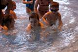 5G6H9305: Foto: Děti skotačily v kutnohorském bazénu na raftu, plavaly i závod