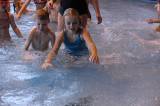 5G6H9317: Foto: Děti skotačily v kutnohorském bazénu na raftu, plavaly i závod