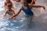 5G6H9318: Foto: Děti skotačily v kutnohorském bazénu na raftu, plavaly i závod