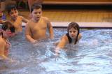 5G6H9321: Foto: Děti skotačily v kutnohorském bazénu na raftu, plavaly i závod