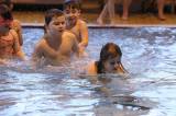 5G6H9324: Foto: Děti skotačily v kutnohorském bazénu na raftu, plavaly i závod