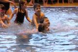 5G6H9325: Foto: Děti skotačily v kutnohorském bazénu na raftu, plavaly i závod