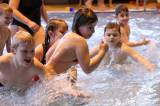 5G6H9327: Foto: Děti skotačily v kutnohorském bazénu na raftu, plavaly i závod