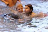 5G6H9331: Foto: Děti skotačily v kutnohorském bazénu na raftu, plavaly i závod